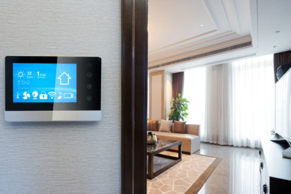 Smart Home Tablet an der Wand in einer Wohnung