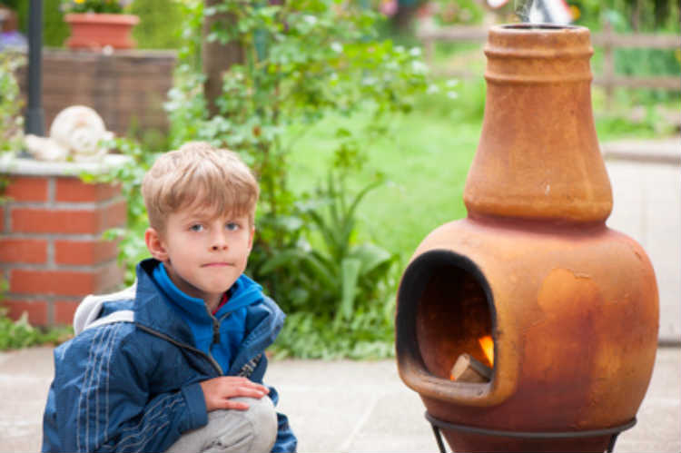 Mit einem Kamin oder eine Feuerstelle lässt sich der Garten einfach erweitern